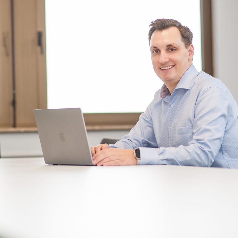 Maximilian Scheurich vor MacBook Pro